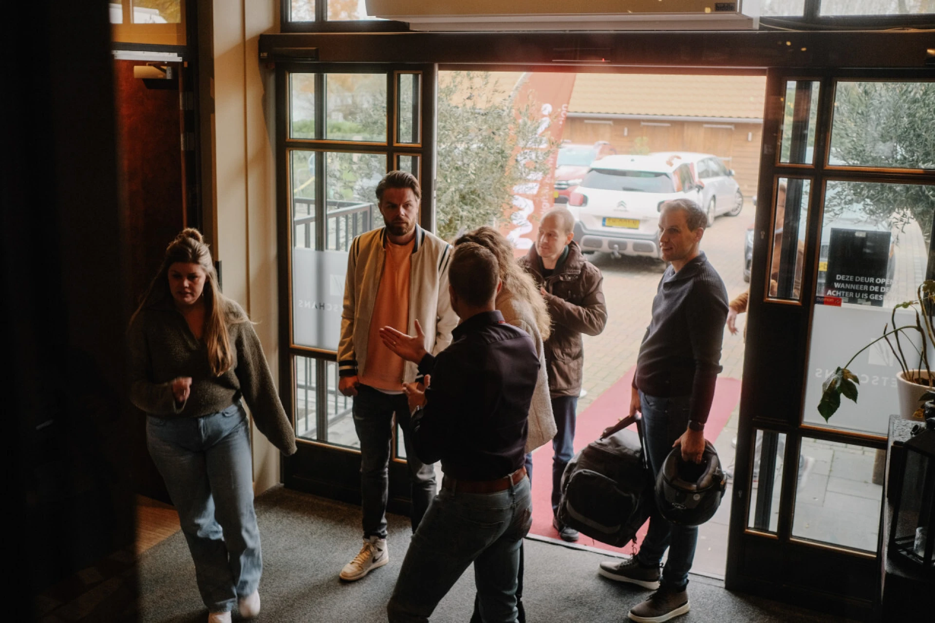 Groep mensen die bij de ingang van het IDTE