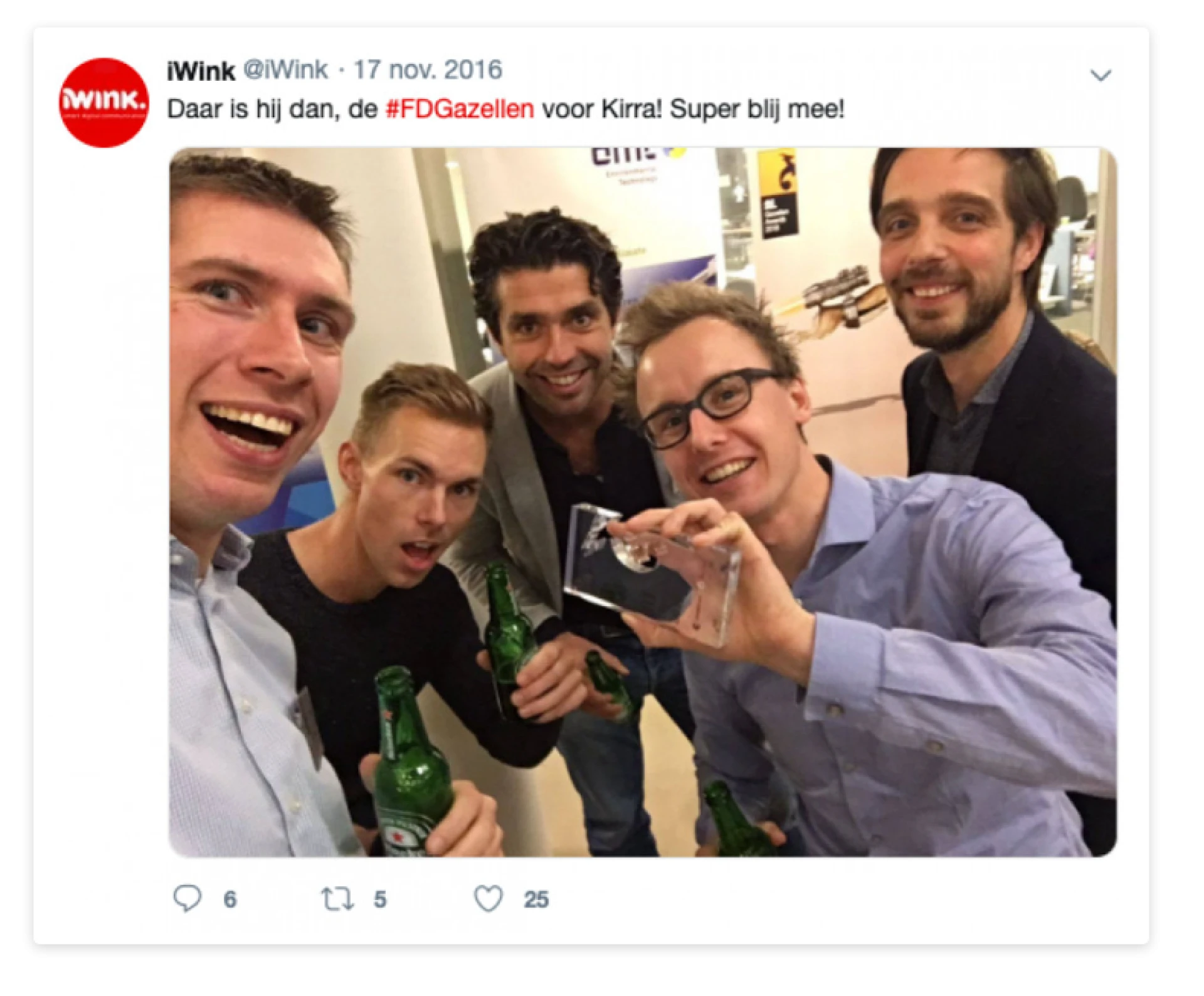 Collega's van iWInk poseren met bier en een prijs bij een feestelijke gelegenheid.