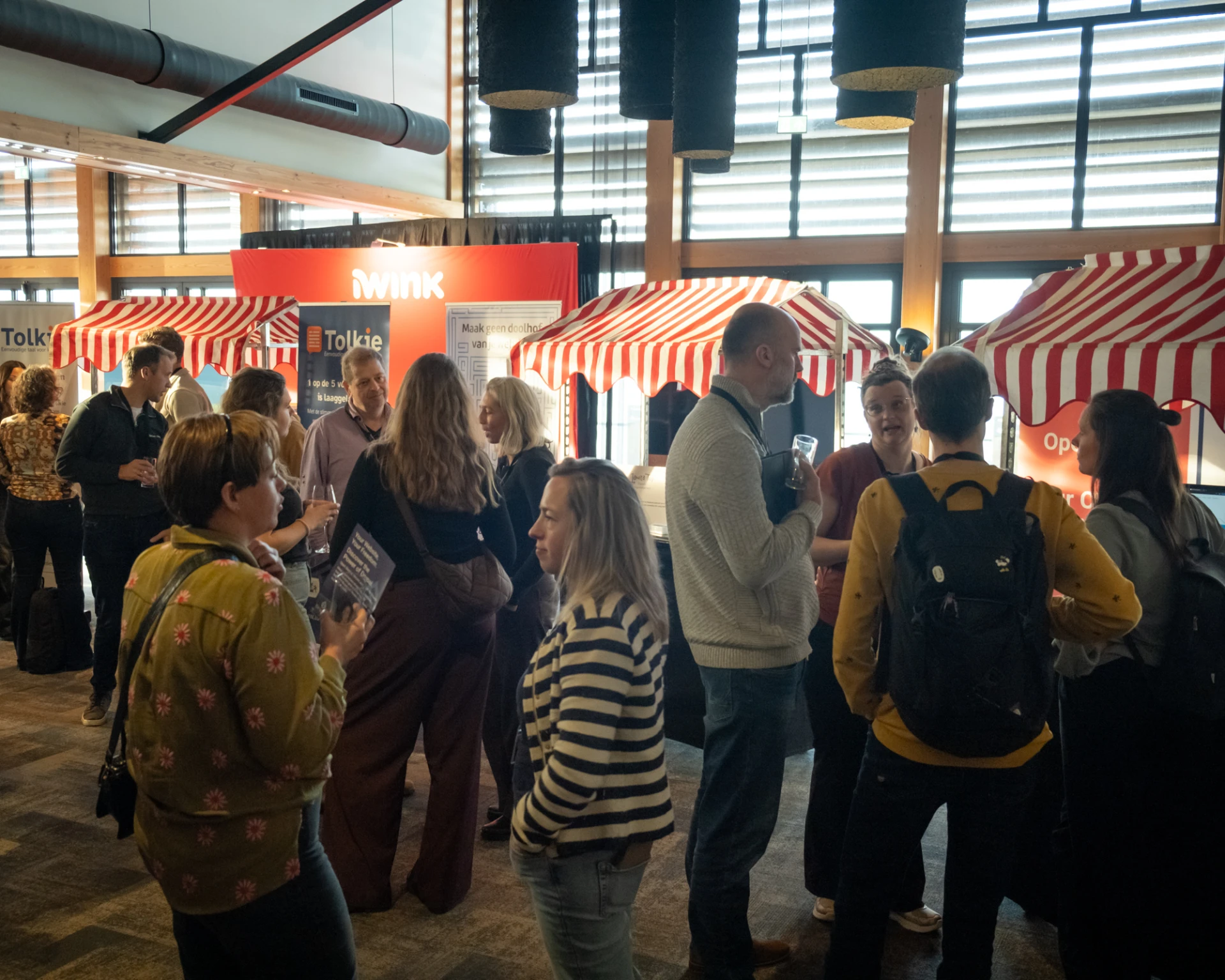 Mensen socialiseren op de informatiemarkt van iWInk