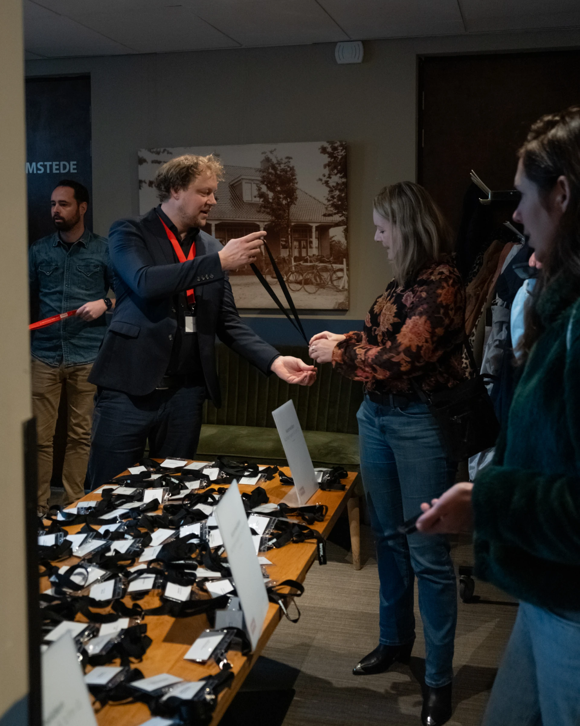 Mensen verzamelen naamkaartjes bij de Iwink Digital Trend Event