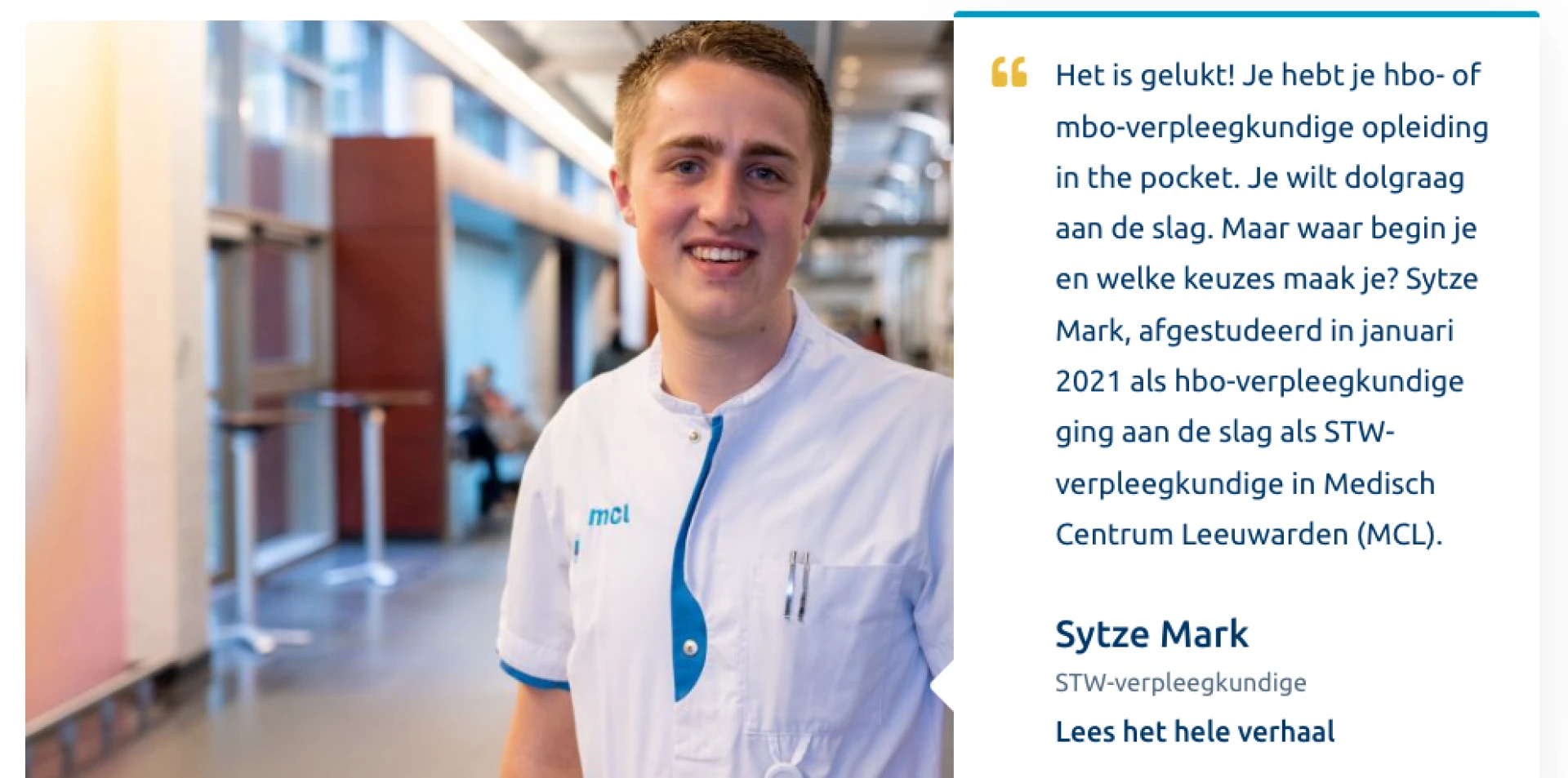 Een verpleegkundige glimlacht in een ziekenhuisgang naast tekst over zijn opleiding en werkervaring.