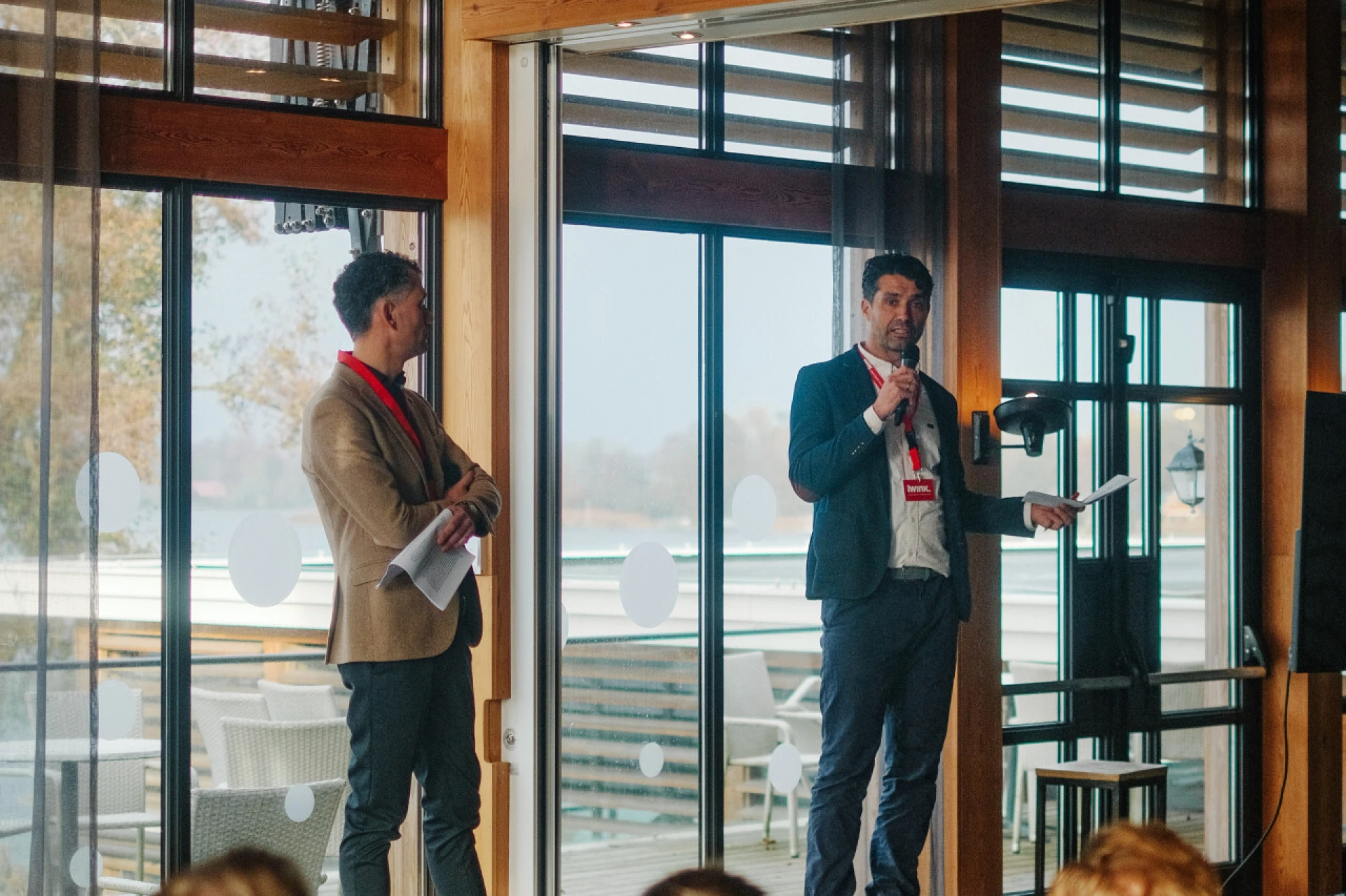 Jurriaan en Simon presenteren tijdens de IDTE