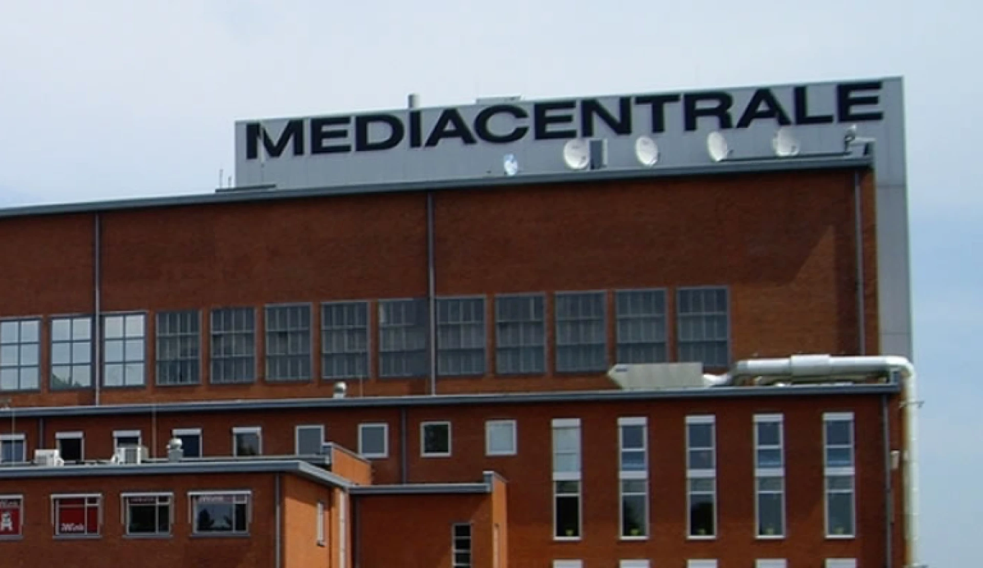 Gebouw met "Mediacentrale" bord op het dak.