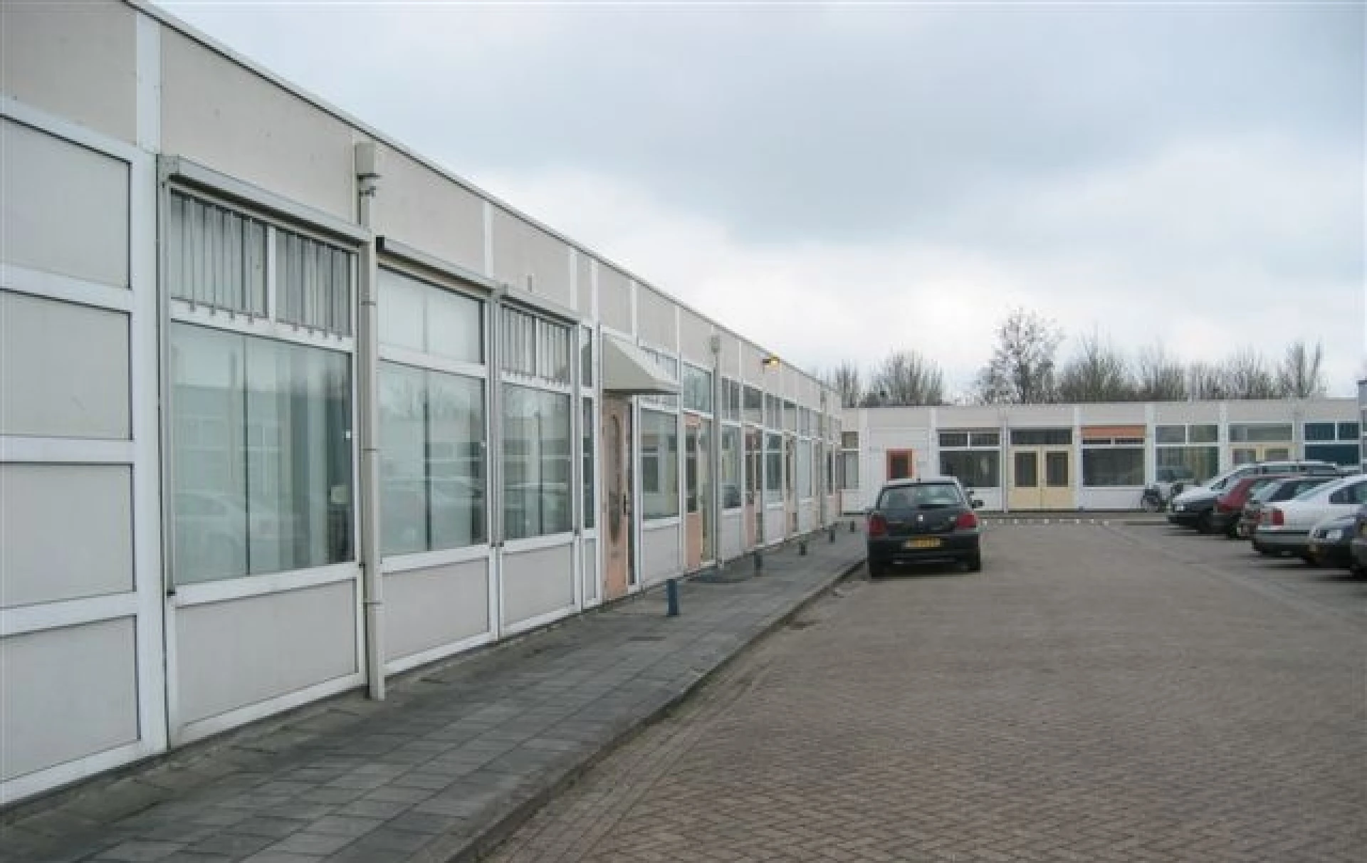 Parkeerplaats en gebouw van oud kantoor iWInk