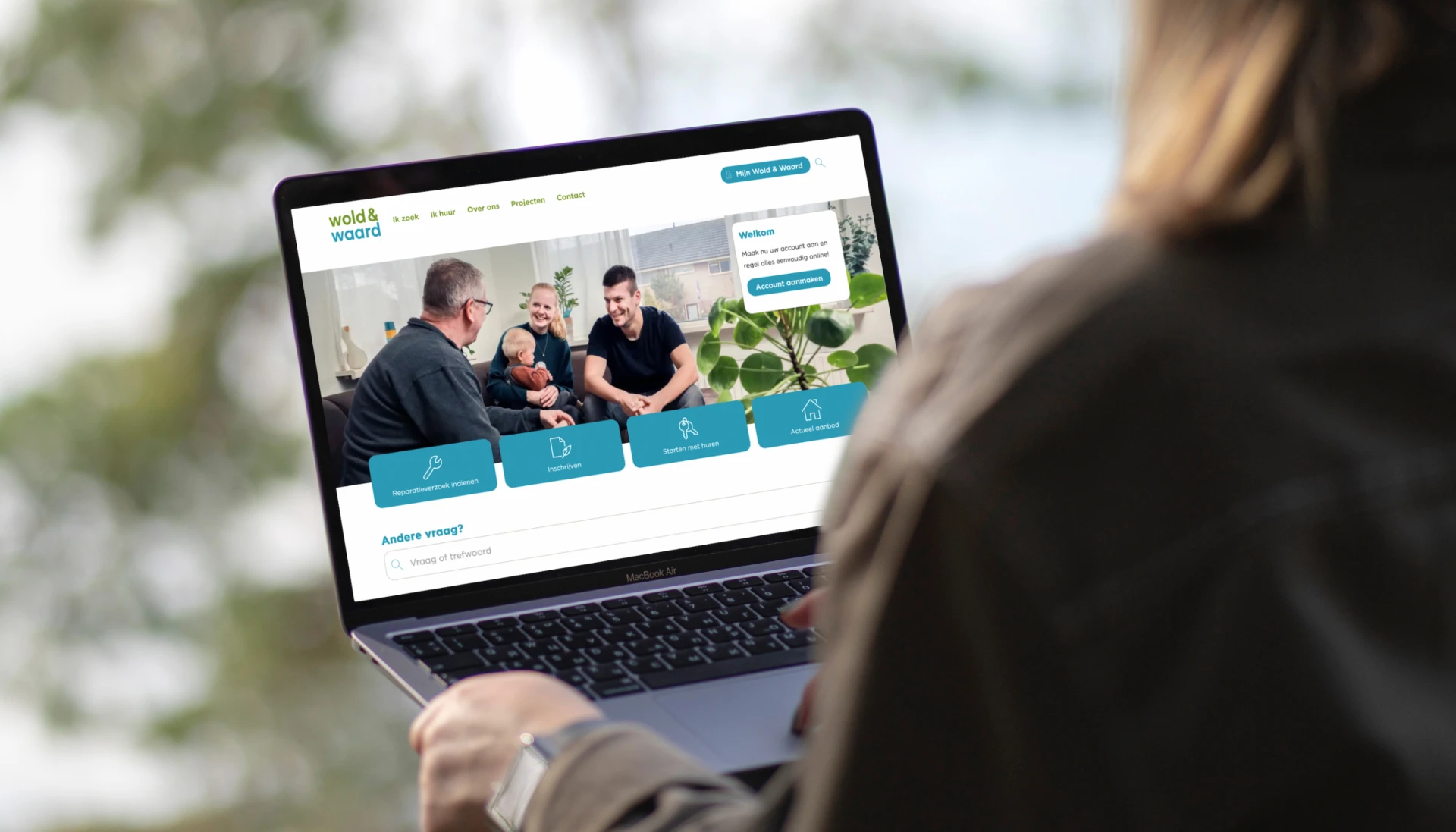 Persoon bekijkt een website op een laptop.