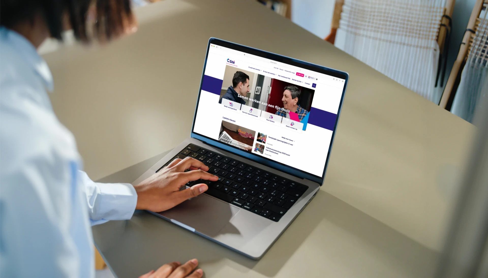 Persoon navigeert op een website op een laptop.