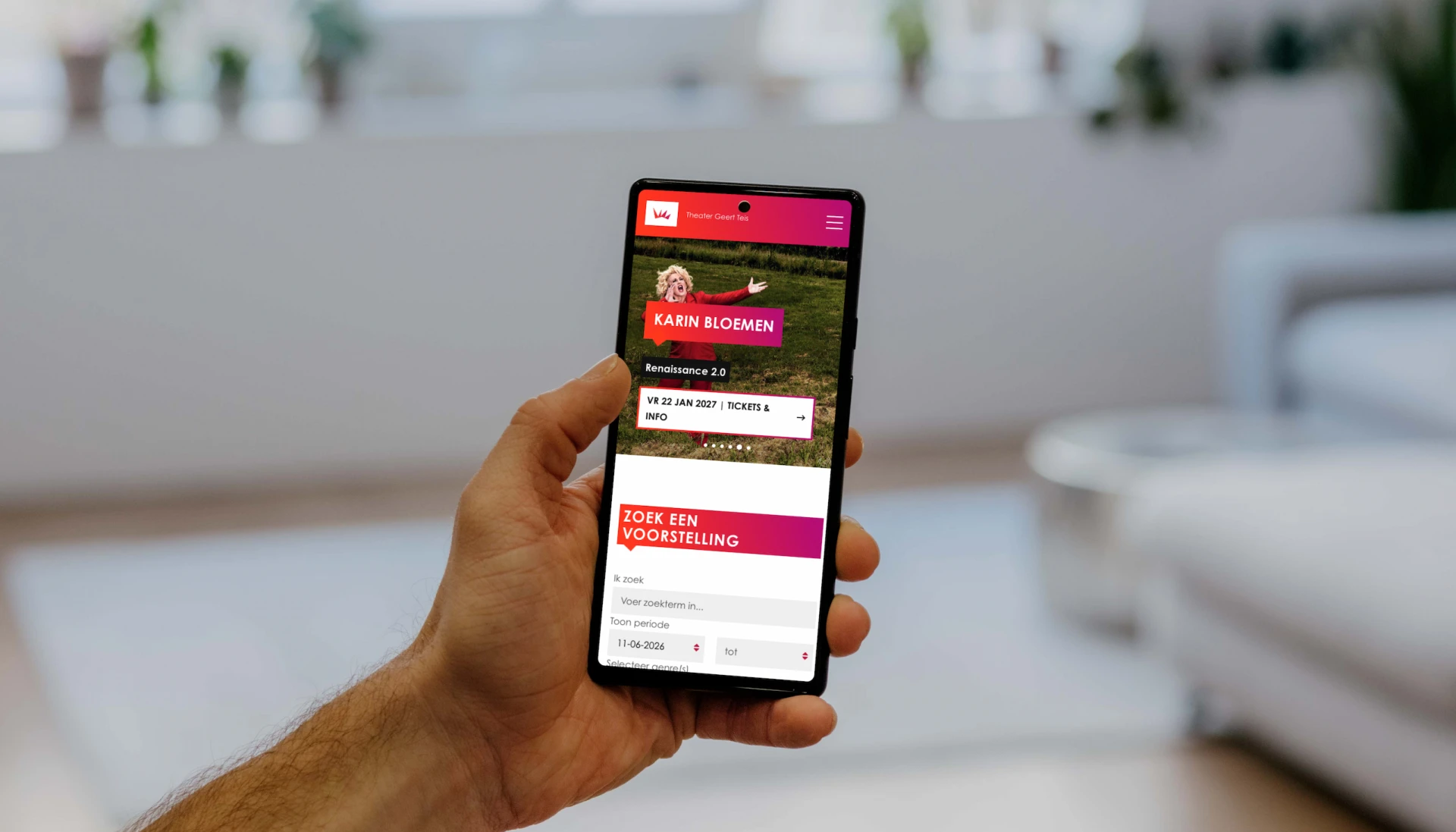 Persoon houdt een smartphone vast met een app geopend.