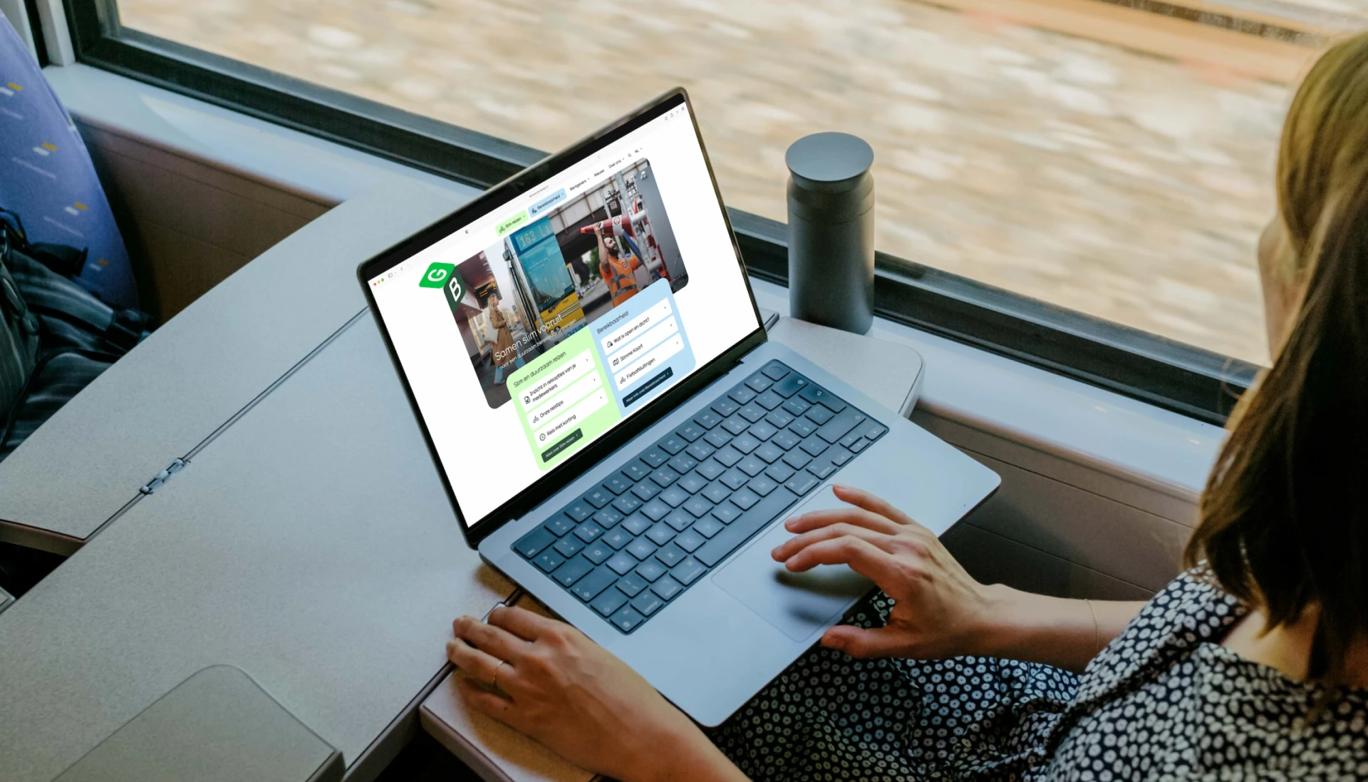 Vrouw werkt op laptop tijdens treinreis.
