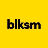 Zwarte tekst 'blksm' op een gele achtergrond.