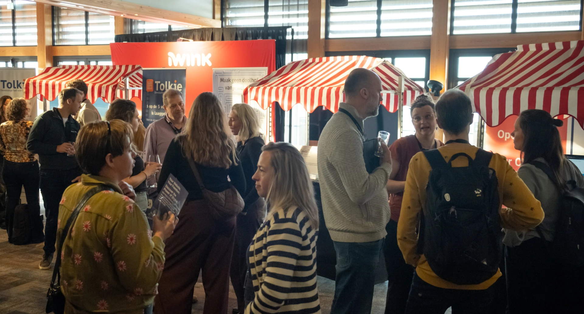 Mensen socialiseren op de informatiemarkt van iWInk