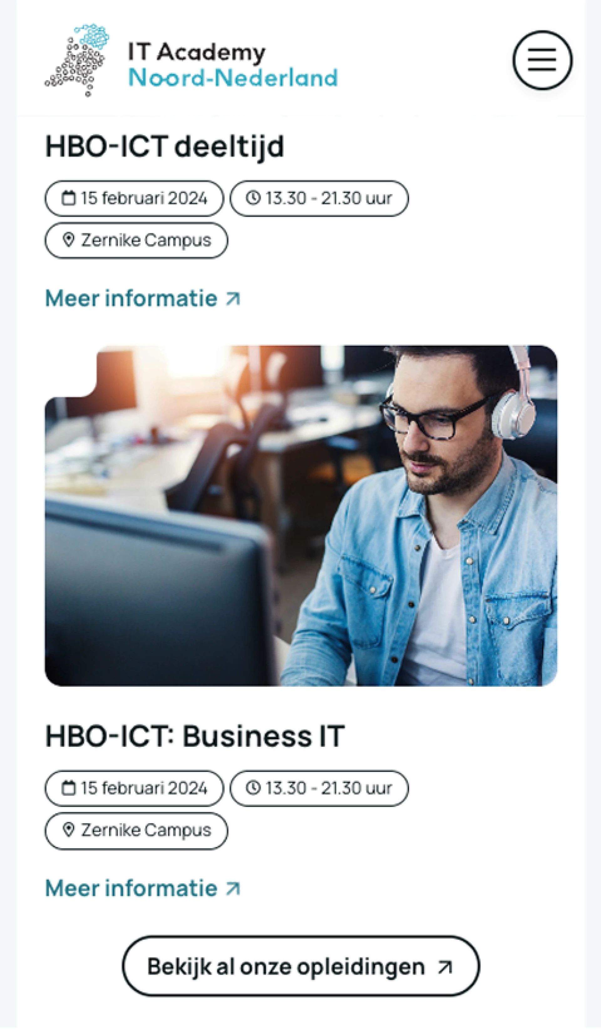 Een man met een bril en koptelefoon werkt op een computer in een kantooromgeving.