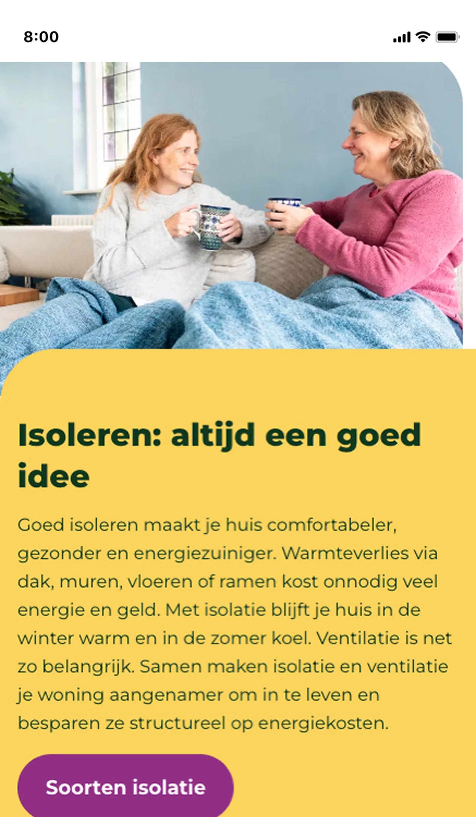 Twee vrouwen drinken samen koffie op een bank, met tekst over het belang van woningisolatie.