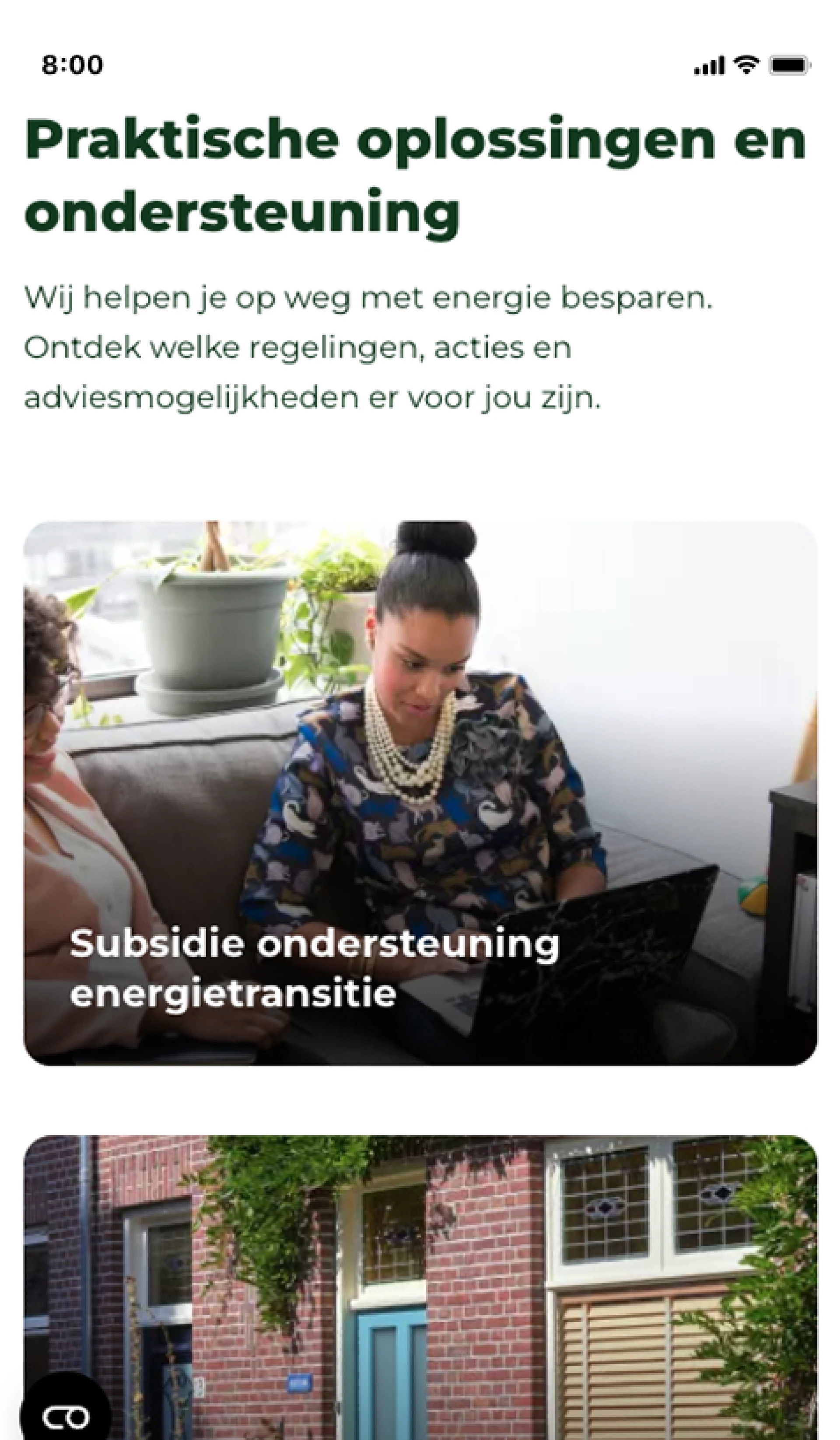 Vrouw werkt op een laptop naast potplanten.