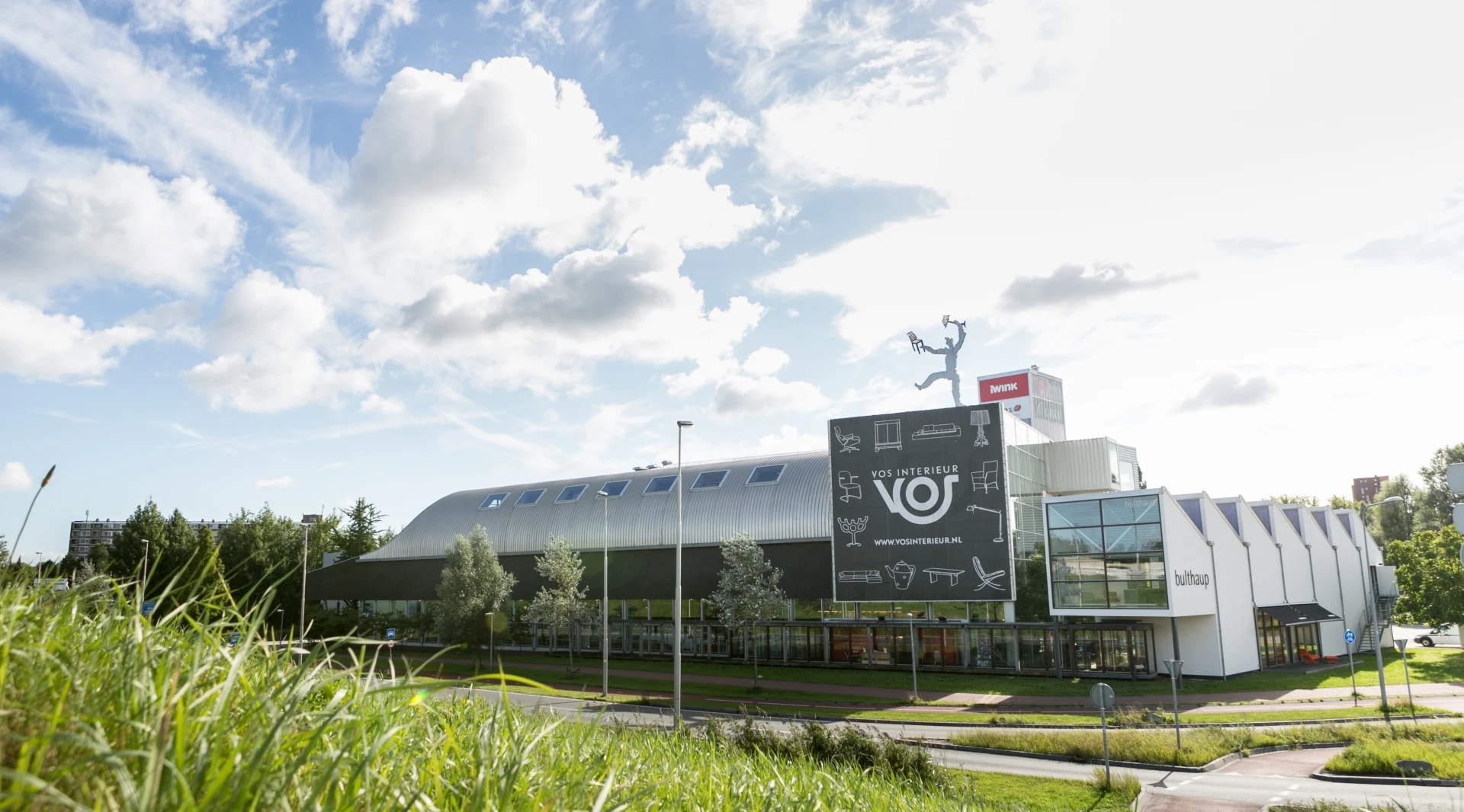 Een groot gebouw met blauwe lucht 