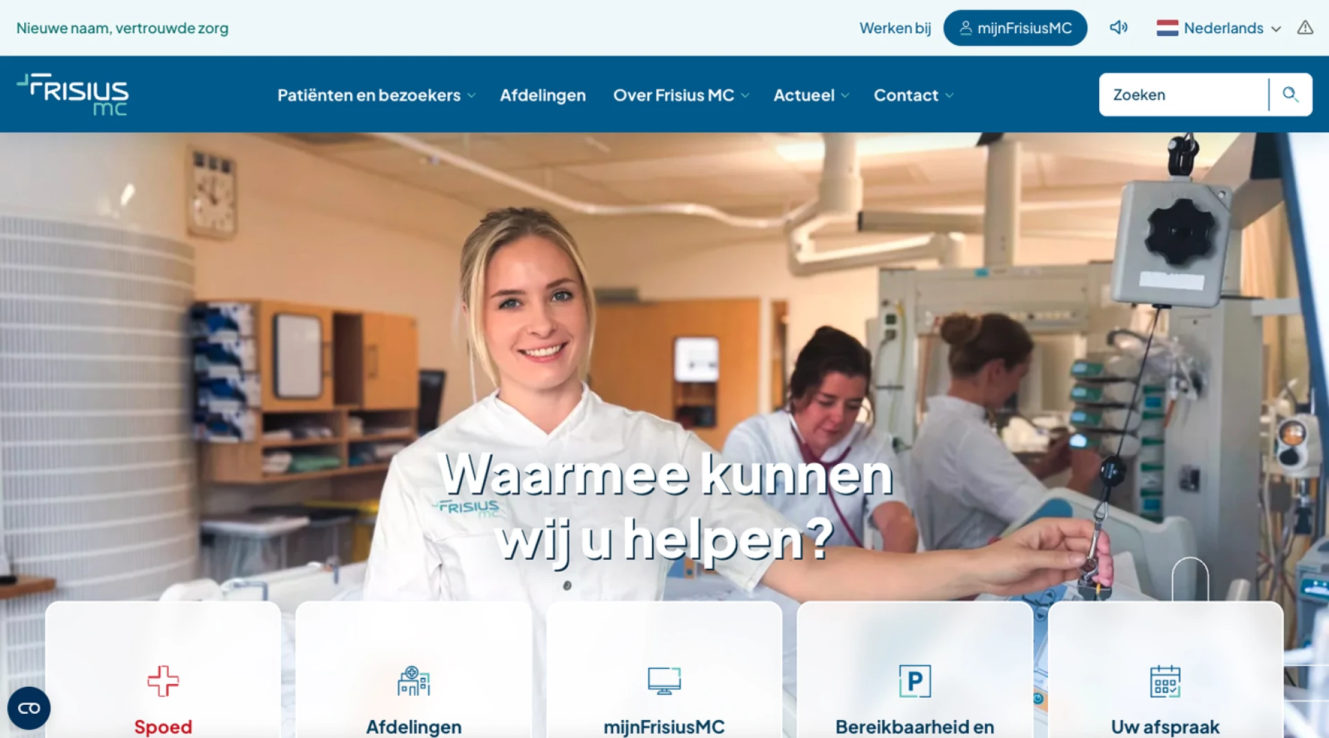 Medisch personeel aan het werk in een ziekenhuisomgeving.
