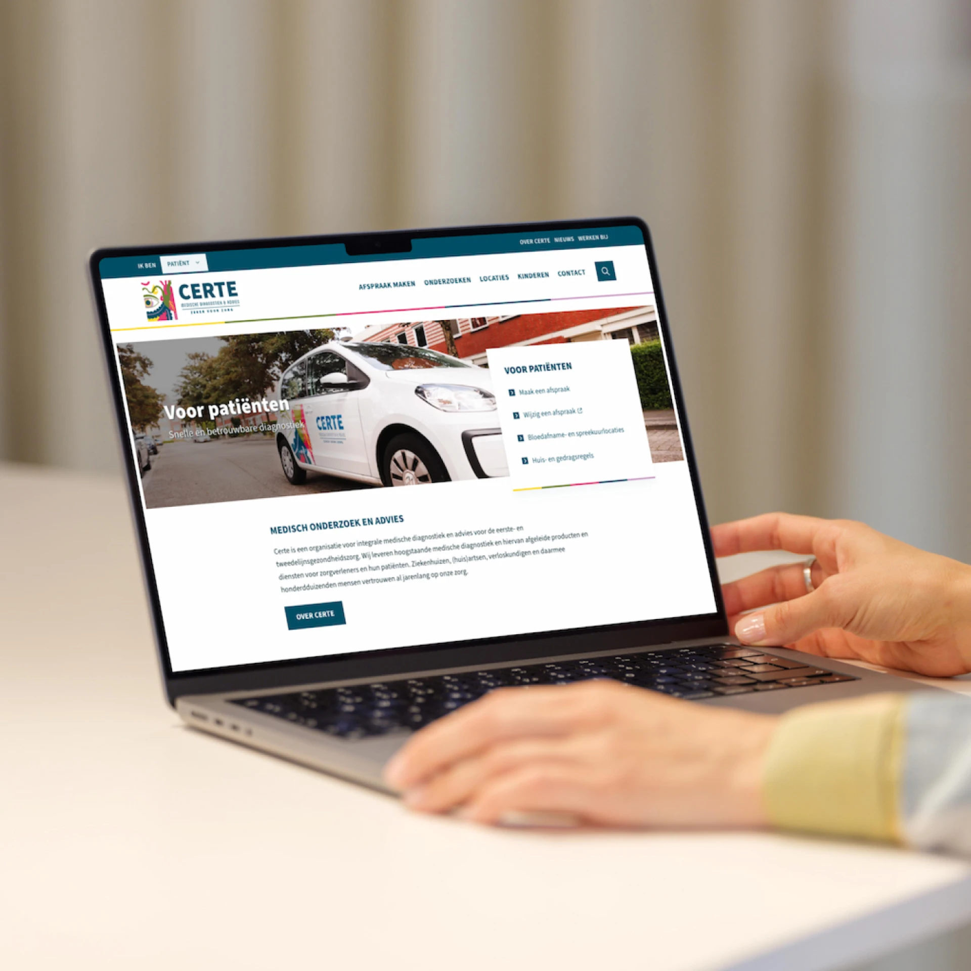 Een persoon bekijkt een website op een laptop.